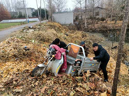 老人騎車(chē)掉進(jìn)汪塘--干群聯(lián)手成功施救1.jpg